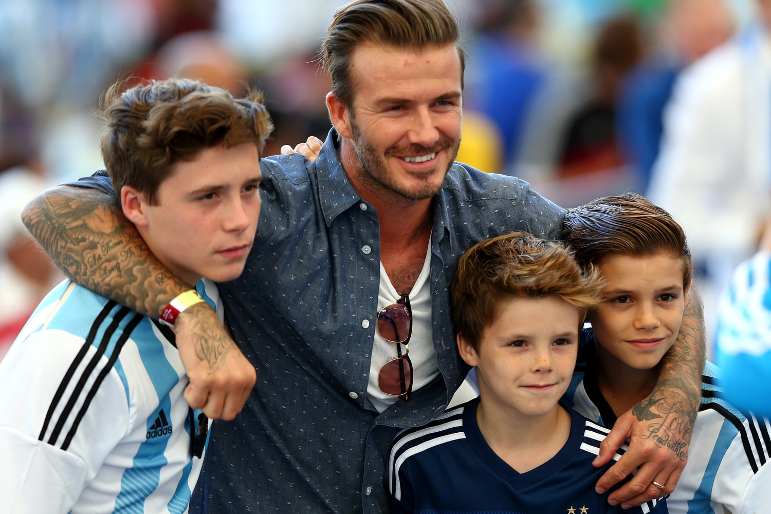 David Beckham bị fan cho 'ra rìa'; khi đi cùng với con trai Brooklyn